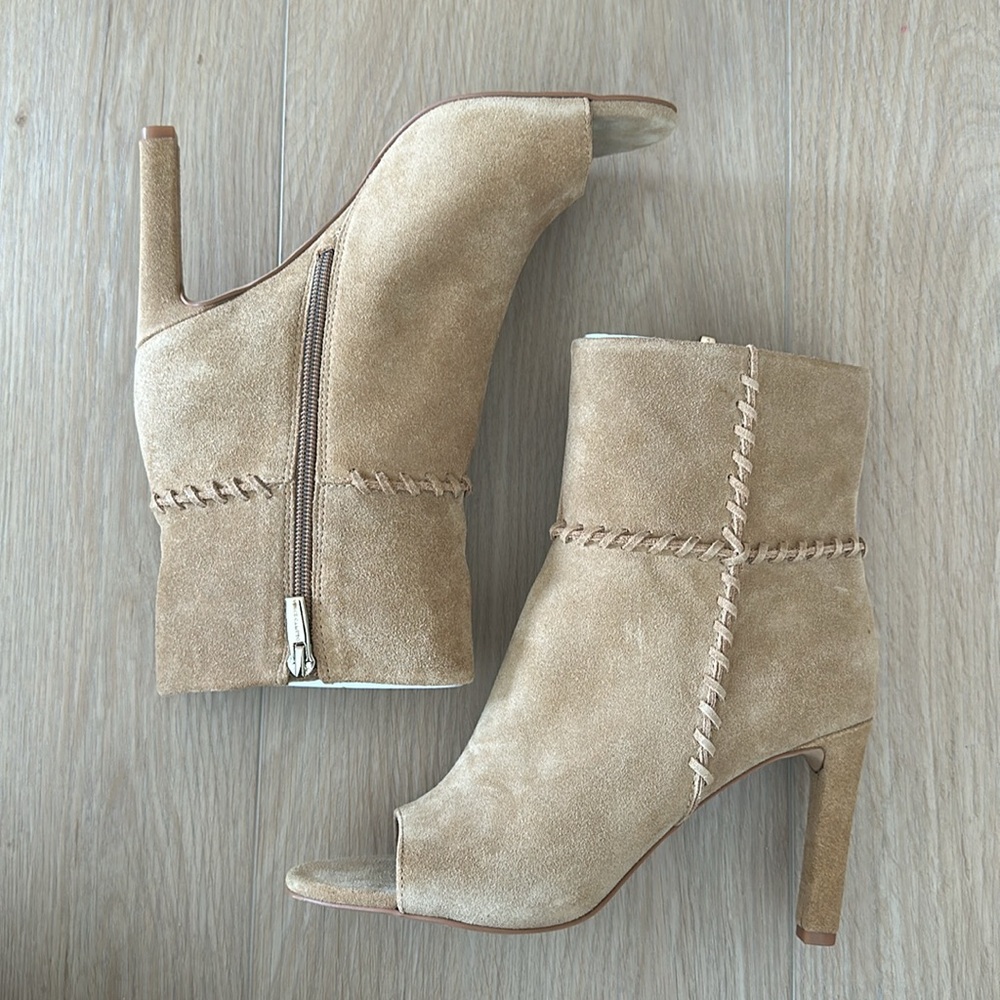 EUC Vince Camuto Suede Peep-Toe Ankle Booties - Sashane - in Pecan - size 8